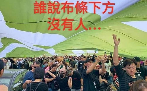 巨長布條下的秘密！韓粉大咖指遊行作弊 罷韓方PO照駁斥