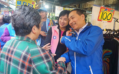 拚全國最大票倉 侯友宜陪柯志恩掃市場