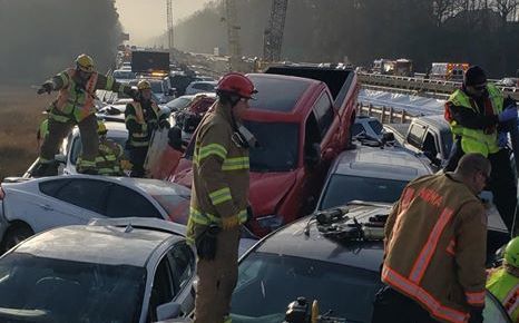 69車撞成一團！霧濃路又滑  美公路連環車禍51傷