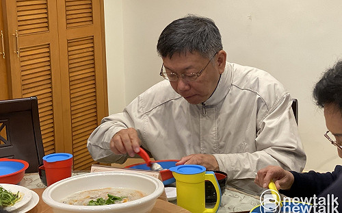 韓國瑜對爆哭嬰兒又抱又親 柯文哲：我要抱小孩都很害怕