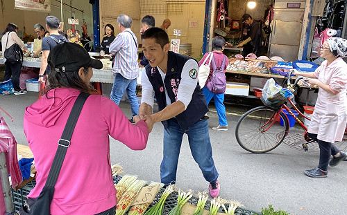 掃街掃到聲音都啞了！吳怡農：離勝選只差一點點 再努力