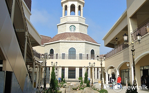 台中麗寶outlet二期試營運  全台首間鐘樓造型星巴克亮相