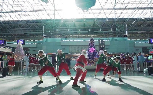 (影)桃園機場滿滿聖誕風   耶誕老人快閃慶佳節