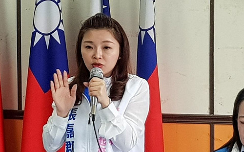 藍營張嘉郡競選桌曆標10.1國慶  網轟難怪怕反滲透法