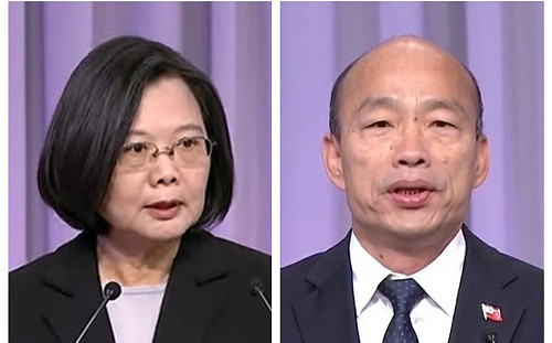 (影)誰才是真正的讀稿機?韓國瑜被抓包15字連看3次小抄