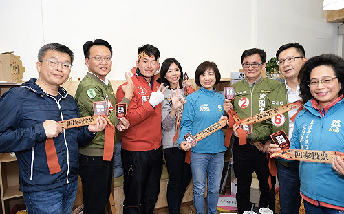 8位台中立委候選人首度聯合直播 和網友跨新年展團結