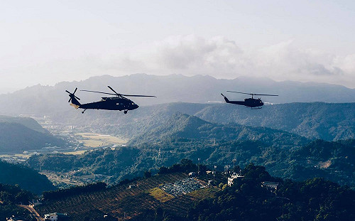 更新》黑鷹直升機迫降意外 空軍司令:地面搜救部隊尚未抵達