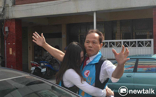 被排除在棄保之外  嘉義縣簡明廉赴市黨部抗議