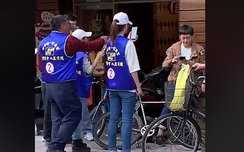 (影)不滿被比中指挑釁 統促黨當街狂毆藝人柯宇綸