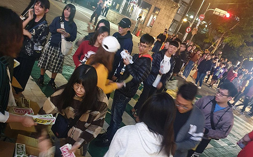 罷韓秒殺！「光復高雄」貼紙夯到爆 民眾逢甲大學發數千張迅速被領完