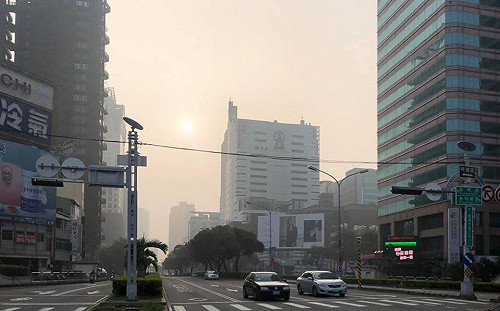 中南部空氣亮紅燈 中市府：汙染源配合降載減排否則開罰