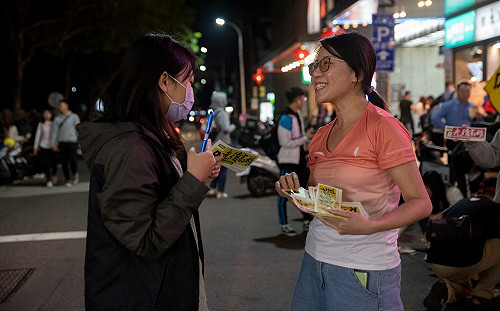 現場直擊》台中也吹罷韓風！光復高雄貼紙一中街廣發破萬張 志工籲回家投票
