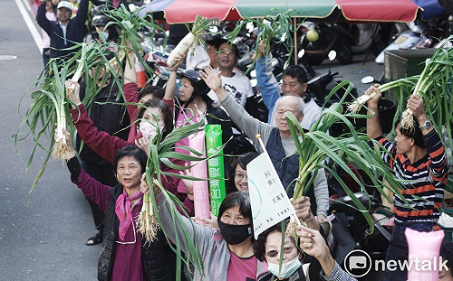 現場直擊》蔡英文彰化掃街  支持者高舉「菜頭」、「蒜」熱情支持