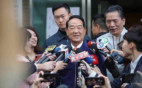 宋楚瑜前往淡水投票 讚台灣民主風範全世界都羨慕