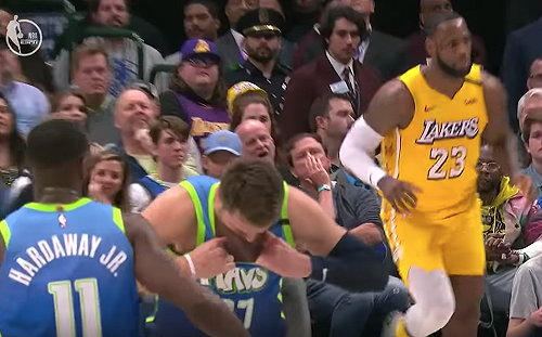 NBA／跟湖人打到森77　東契奇輸到脫褲扯衣超狂(影)