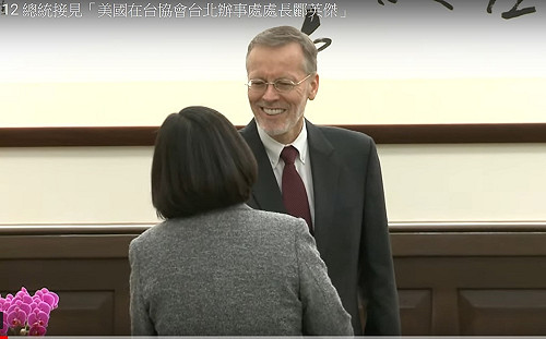 (影) 蔡英文817萬連任  AIT處長一早登門祝賀