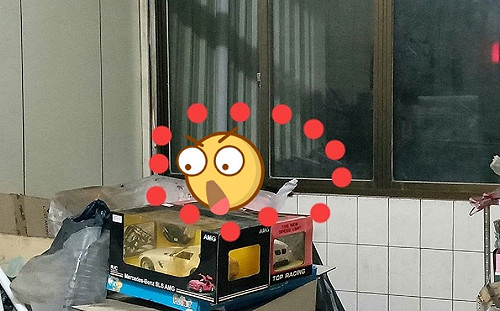 半夜屋頂傳詭異腳步聲！天花板一破驚見「神秘小可愛」