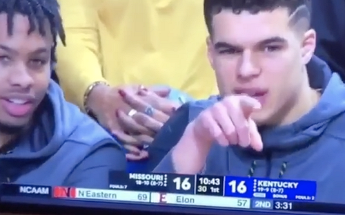 NBA／糗！金塊小將場邊顧著「看妹」　結果全被直播出去(影)