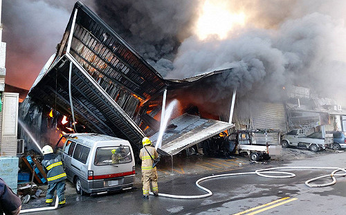 空氣品質拉警報！楠梓工廠清晨大火濃煙竄天