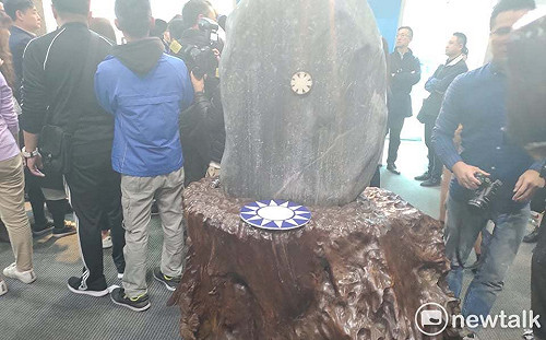 打起來！藍青年「清黨」大鬧國民黨 連黨徽都掉了