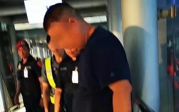 機上旅客失金 100多陸客被當賊遭搜身  中國大使館：12人遭滯留