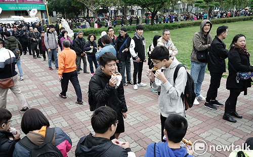 幫館長發雞排 高嘉瑜獻唱「蘭花草」讓民眾喊安可