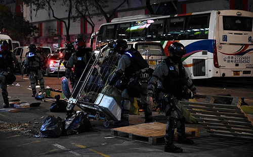 反送中》「天下制裁」集會遭腰斬 警民再爆衝突