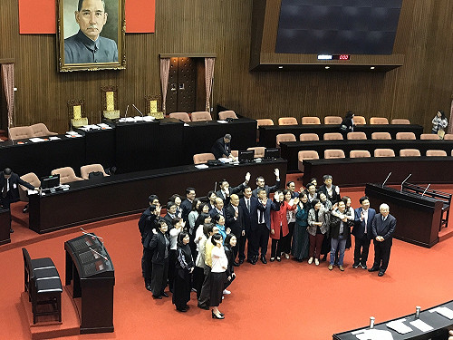 今年度總預算案三讀統刪246億　立委相擁拍照紀念
