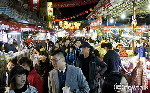 現場直擊》人潮擠爆年貨大街 逛街試吃濃濃過年味