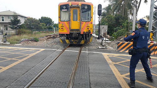 快訊》台鐵自強號於佳冬站南端撞及行人 該路線暫時不通