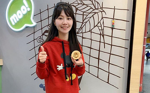 （影）送Q版車輪餅贈粉絲 高嘉瑜：別叫我「港湖胖虎」就好