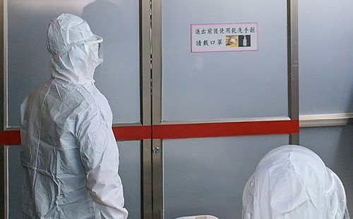 兩個月逾700名確診者病逝 重症醫：高死亡率的關鍵是｢健保不給付｣