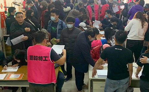 「你罷了嗎？」罷韓代表下午巡迴高雄親自接件