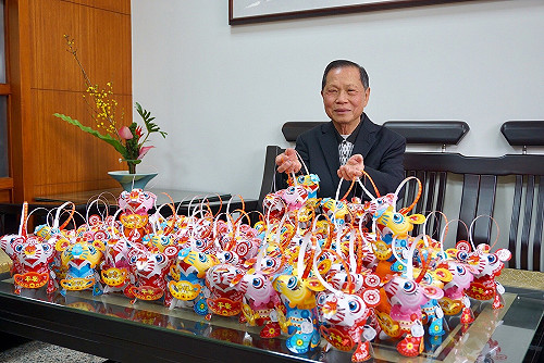 元宵夜到萬和宮看好戲   贈送吉祥平安如意小提燈