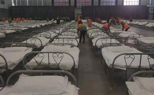 練蠱？武漢3處「方艙醫院」啟用 上千患者無隔間共處一室