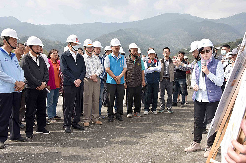 眾人不戴我獨戴  韓國瑜這個突兀動作令眾人傻眼