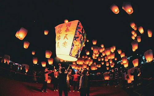 平溪天燈節登場！交通管制、台鐵列車異動一次看