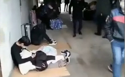 陸小區封閉大批返工者「流落街頭」 網民批:豈不更容易交叉感染?