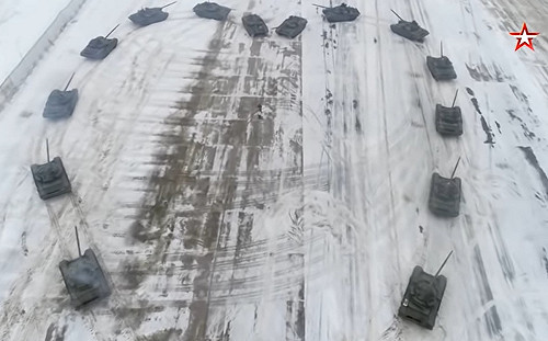 (影) 戰鬥民族怎求婚？ 情人節16台坦克陣列在前