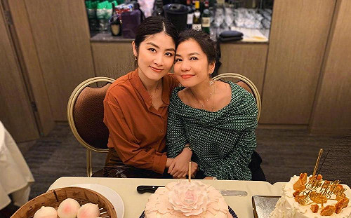 60歲鍾楚紅凍齡現身慶生  網盛讚：歲月從不敗美人