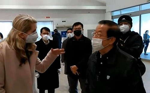 要小心！謝長廷PO圖談包機  網友秒速抓包： 口罩沒戴好