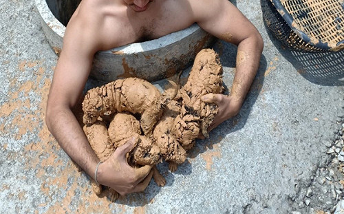 男子跳井救「5顆泥巴球」　原來是超萌奶汪霸氣全收編！