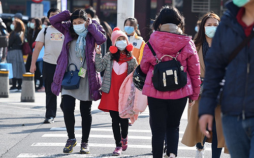 努力抗疫沒白費！流感併發重症人數下降　眾人：台灣加油