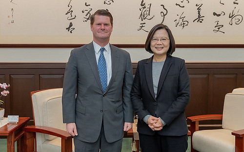 薛瑞福一卸任就訪台  美媒預測台美關係正常化在望
