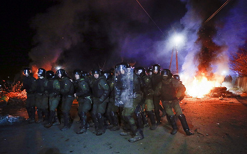 全球首例! 烏克蘭居民攻擊載運隔離者巴士爆衝突 24人被捕