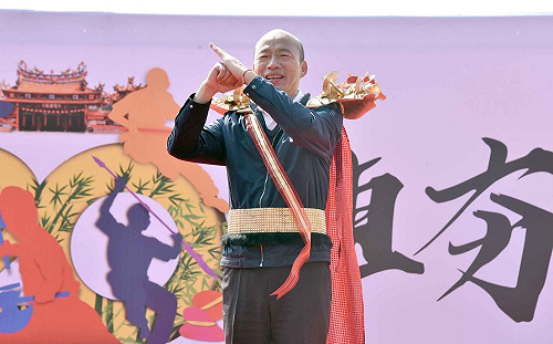 內門宋江陣登場 韓國瑜披火鶴金甲敲鑼宣告開幕