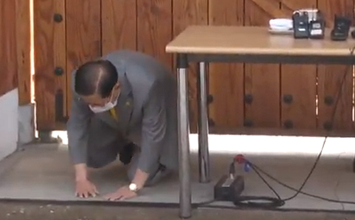 「趴地磕頭」謝罪   南韓新天地教主李萬熙露面道歉