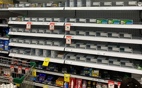 各國瘋搶衛生紙！日、韓、義等多國賣場成空城