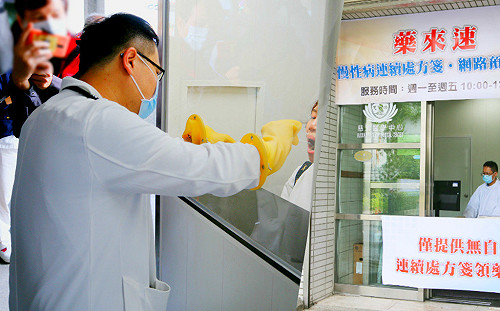 民眾、醫護雙向保護 花蓮慈濟設院外負壓採檢室、藥來速