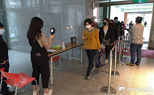 新北市府防疫「增溫」 進出須量體溫、餐廳減桌減座